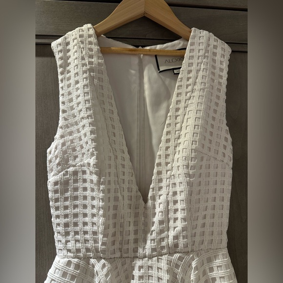 ALEXIS, woman’s white dress in XS. - Picture 5 of 5